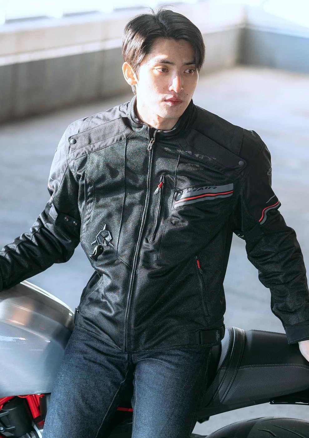 Motociclista con chaqueta airbag Hit-Air