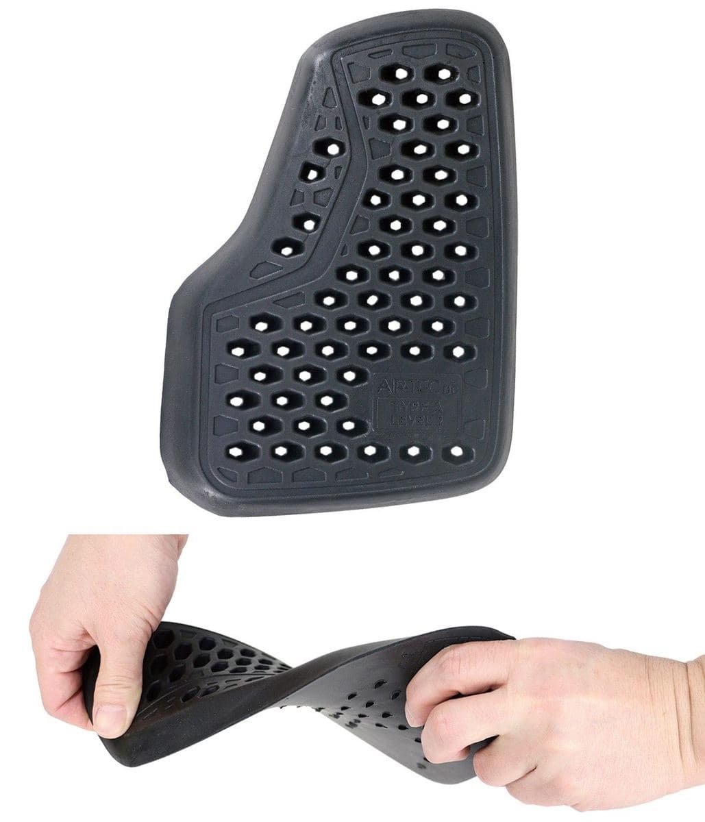 Cuerpo en polietileno forrado en poliéster, flexible al doblarlo con la mano.